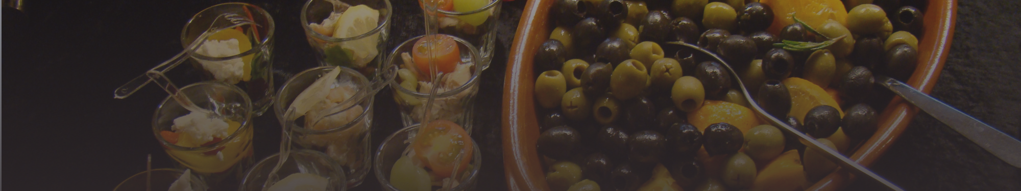 Tafel met tapasschalen en wijnglazen