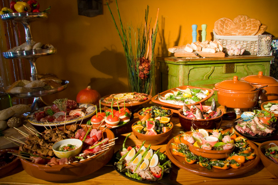 Tapastafel met koude en warme gerechten
