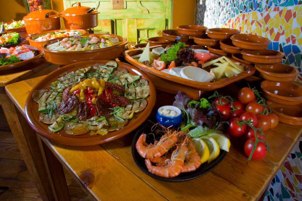 Gasten aan het buffet tijdens een bedrijfsborrel